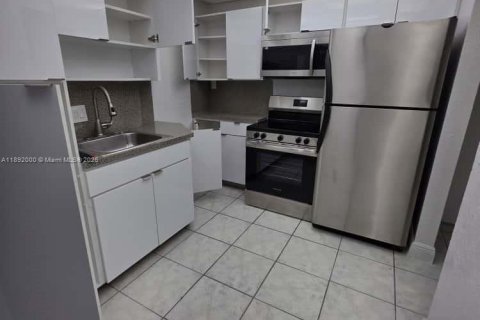 Condo in North Miami, Florida, 1 bedroom  № 1944151 - photo 10