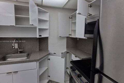 Condo in North Miami, Florida, 1 bedroom  № 1944151 - photo 9
