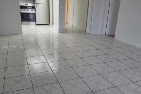 Condo in North Miami, Florida, 1 bedroom  № 1944151 - photo 13