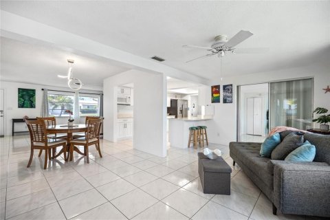 House in Seminole, Florida 3 bedrooms, 128.48 sq.m. № 1680060 - photo 11