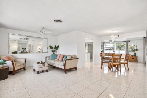 House in Seminole, Florida 3 bedrooms, 128.48 sq.m. № 1680060 - photo 7