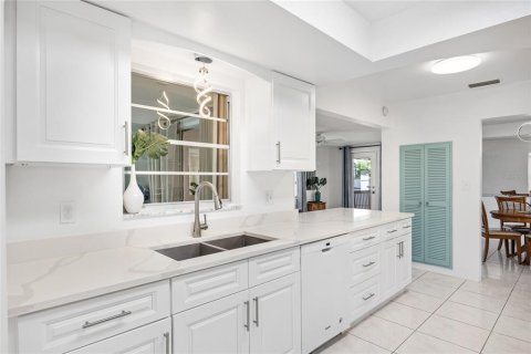 House in Seminole, Florida 3 bedrooms, 128.48 sq.m. № 1680060 - photo 17