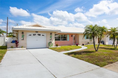 House in Seminole, Florida 3 bedrooms, 128.48 sq.m. № 1680060 - photo 1