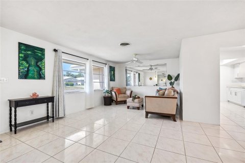House in Seminole, Florida 3 bedrooms, 128.48 sq.m. № 1680060 - photo 9