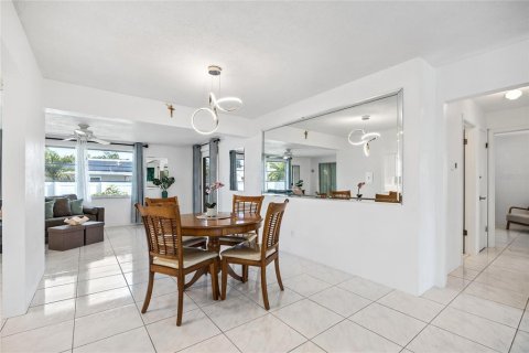 House in Seminole, Florida 3 bedrooms, 128.48 sq.m. № 1680060 - photo 12