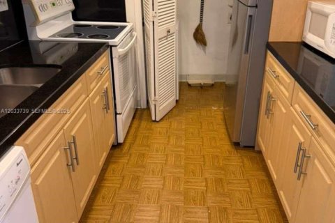 Condo in Weston, Florida, 2 bedrooms № 2088429 - photo 8