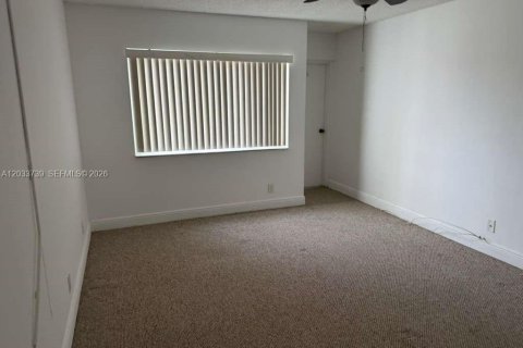 Condo in Weston, Florida, 2 bedrooms № 2088429 - photo 2