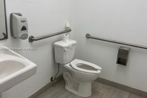 Commercial property in Sweetwater, Florida № 1073754