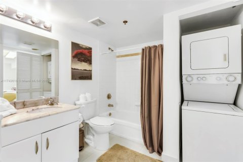 Condominio en venta en Miami, Florida, 1 dormitorio, 76.64 m2 № 1710546 - foto 12