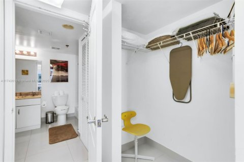 Condominio en venta en Miami, Florida, 1 dormitorio, 76.64 m2 № 1710546 - foto 13