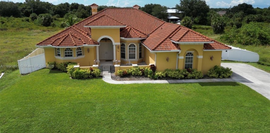 House in Lehigh Acres, Florida 4 bedrooms № 1945191
