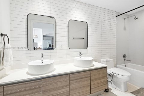 Condo in Miami, Florida, 1 bedroom  № 2027393 - photo 12