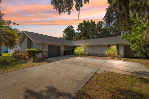 House in Crystal River, Florida 2 bedrooms, 152.36 sq.m. № 1771096 - photo 1