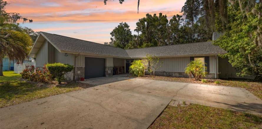 House in Crystal River, Florida 2 bedrooms, 152.36 sq.m. № 1771096