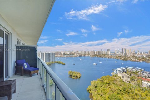 Condo in North Miami Beach, Florida, 2 bedrooms  № 1959717 - photo 1
