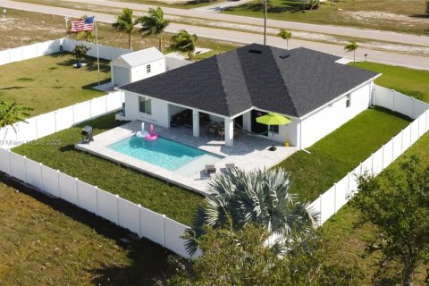 House in Cape Coral, Florida 4 bedrooms № 1700650 - photo 2