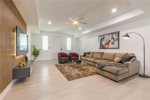 House in Cape Coral, Florida 4 bedrooms № 1700650 - photo 4