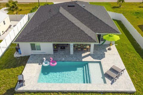 House in Cape Coral, Florida 4 bedrooms № 1700650 - photo 1