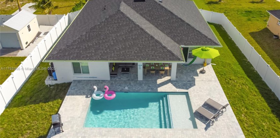 House in Cape Coral, Florida 4 bedrooms № 1700650