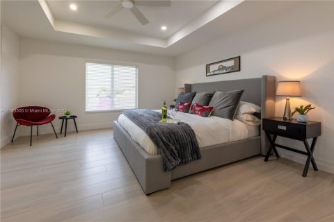 House in Cape Coral, Florida 4 bedrooms № 1700650 - photo 12
