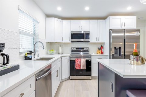 House in Cape Coral, Florida 4 bedrooms № 1700650 - photo 7