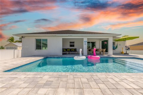 House in Cape Coral, Florida 4 bedrooms № 1700650 - photo 22