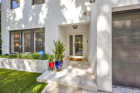 Casa en alquiler en Coral Gables, Florida, 5 dormitorios, 259.75 m2 № 2008023 - foto 3