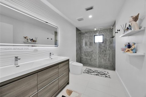 Casa en alquiler en Coral Gables, Florida, 5 dormitorios, 259.75 m2 № 2008023 - foto 23