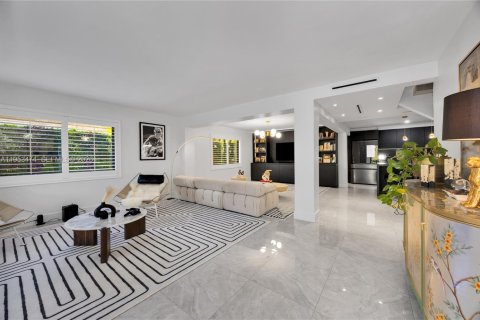 Casa en alquiler en Coral Gables, Florida, 5 dormitorios, 259.75 m2 № 2008023 - foto 7