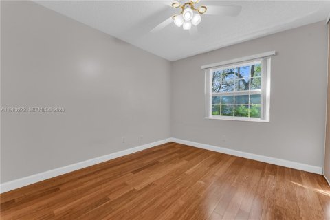 House in Cooper City, Florida 3 bedrooms, 178.65 sq.m. № 2043288 - photo 17