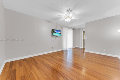 House in Cooper City, Florida 3 bedrooms, 178.65 sq.m. № 2043288 - photo 11