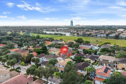 Casa en alquiler en Hollywood, Florida, 4 dormitorios, 199.74 m2 № 1991904 - foto 1