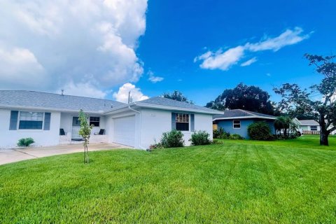 House in Titusville, Florida 4 bedrooms, 183.48 sq.m. № 1353419 - photo 1