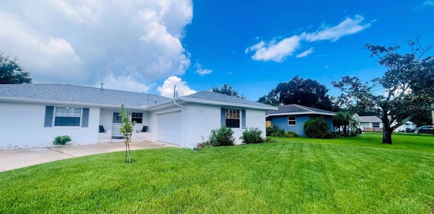 House in Titusville, Florida 4 bedrooms, 183.48 sq.m. № 1353419