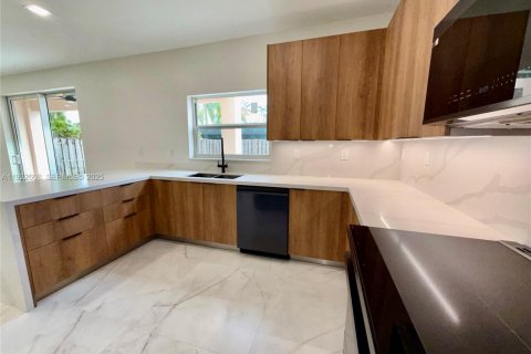 Villa ou maison à louer à Miami, Floride: 4 chambres, 268.02 m2 № 1976878 - photo 9