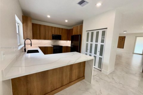 Villa ou maison à louer à Miami, Floride: 4 chambres, 268.02 m2 № 1976878 - photo 10