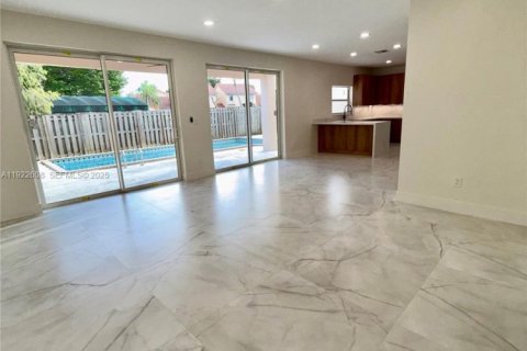 Villa ou maison à louer à Miami, Floride: 4 chambres, 268.02 m2 № 1976878 - photo 6