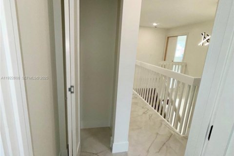 Villa ou maison à louer à Miami, Floride: 4 chambres, 268.02 m2 № 1976878 - photo 29