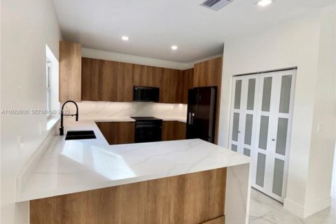 Villa ou maison à louer à Miami, Floride: 4 chambres, 268.02 m2 № 1976878 - photo 8