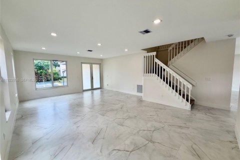 Villa ou maison à louer à Miami, Floride: 4 chambres, 268.02 m2 № 1976878 - photo 4