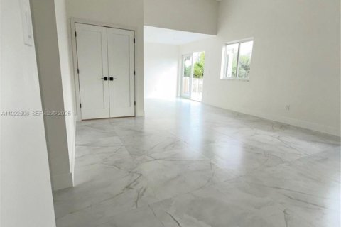 Villa ou maison à louer à Miami, Floride: 4 chambres, 268.02 m2 № 1976878 - photo 13