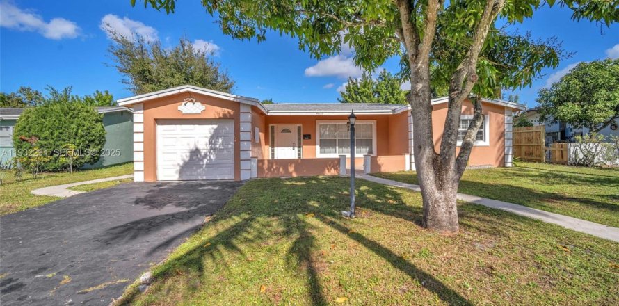 Дом в Лодердейл-Лейкс, Флорида 3 спальни, 166.11м2 № 1990682