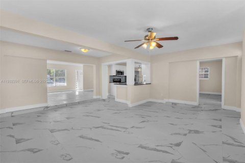 Снять в аренду виллу или дом в Лодердейл-Лейкс, Флорида 3 спальни, 166.11м2, № 1990682 - фото 3