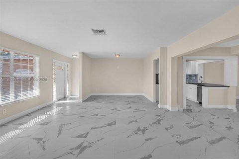 Снять в аренду виллу или дом в Лодердейл-Лейкс, Флорида 3 спальни, 166.11м2, № 1990682 - фото 8