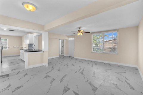 Снять в аренду виллу или дом в Лодердейл-Лейкс, Флорида 3 спальни, 166.11м2, № 1990682 - фото 4