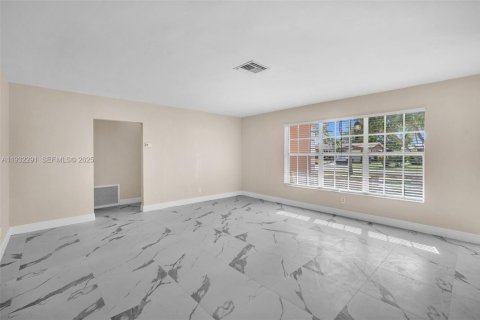 Снять в аренду виллу или дом в Лодердейл-Лейкс, Флорида 3 спальни, 166.11м2, № 1990682 - фото 7