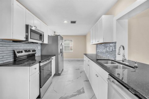 Снять в аренду виллу или дом в Лодердейл-Лейкс, Флорида 3 спальни, 166.11м2, № 1990682 - фото 5