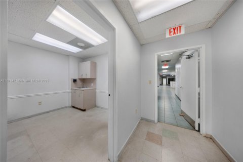 Propiedad comercial en venta en Miami, Florida № 1927097 - foto 19