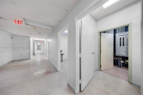 Propiedad comercial en venta en Miami, Florida № 1927097 - foto 8