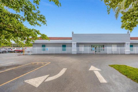 Propiedad comercial en venta en Miami, Florida № 1927097 - foto 3